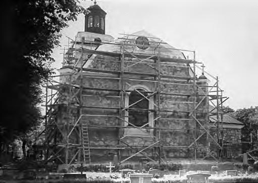 Fönstren kompletterades med inre bågar, som fick större rutor av klart glas. Vid den svåra stormen hösten 1969 skadades ett av lanterninens fönster så svårt att det måste bytas.