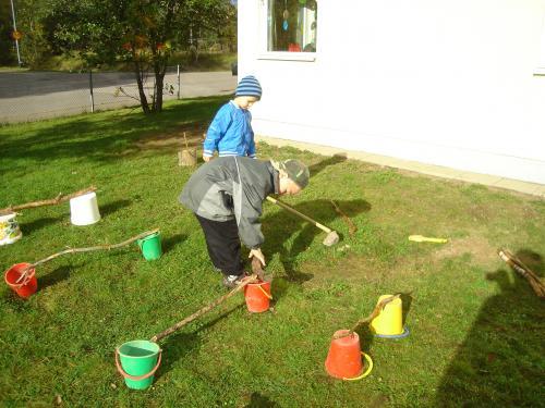 Personalen har tagit fram olika kärl, där barnen själva fått möjligehet att slänga och sortera det de inte vill ha eller har hittat ute på gården eller i skogen.