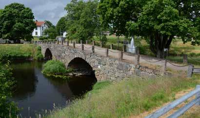 . Den äldre stenvalvsbron från 1822 ligger kvar ett stenkast från nuvarande bro.