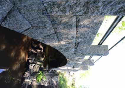 En liten och välgjord stenvalvsbro från 1933 i ett spann, som med sina ursprungliga gardister och gasrörsföljare, ett välgjort bärverk, små stenkoner vid bankavslutningarna samt ett naturskönt läge