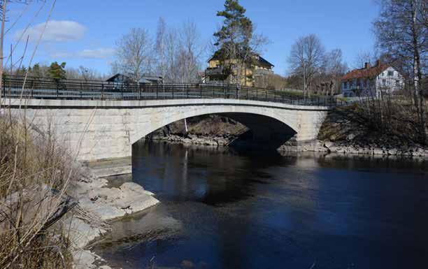 16-188-1 Bro över Gullspångsälven vid Ålkärr, Gullspång Flack stickbågig betongbåge med stenbeklädnad i bästa internationella stil.