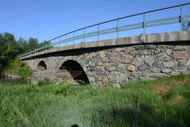 Kvarnmiljön vid Baljefors har en lång historia och som vid många av landets kvarnar har det funnits olika generationers broar på platsen.