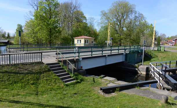 16-359-1 Bro över Göta kanal vid Forsvik En teknikintesiv plats med Göta kanal, sluss, två generationer öppningsbara broar och diverse bebyggelse.