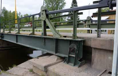 I samband med olika reparationer och underhåll har bron fått två olika kulörer