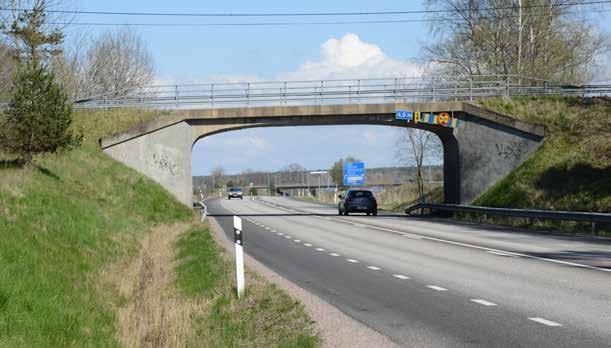 16-521-1 Vägport under enskild väg vid Hindsberg i Mariestad Trafikanterna på E20 upplever viadukten som en passage mitt i det öppna jordbrukslandskapet strax sydöst om Mariestad.