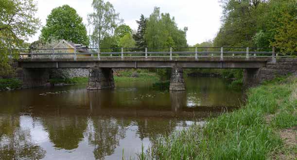 Vid Skalkarike är ån Tidan uppdelad i två grenar vilka överbryggas av den här beskrivna trespänniga betongbalkbron och en femspännig dito (se nästa uppslag bro 16-390-1).