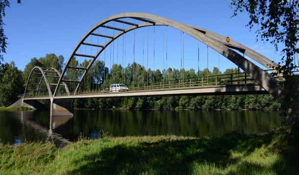 17-44-1 Bro över Klarälven vid Ransäter Den stora betongbågbron över Klarälven vid Ransäter har tidstypisk form med slanka bågar, betongstöd och vertikala hängare.
