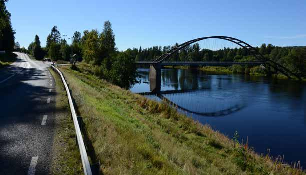 17-62-1 Bro över Klarälven vid Höje Bågbron vid Höje är välexponerad för trafikanterna som reser längs Klarälven.