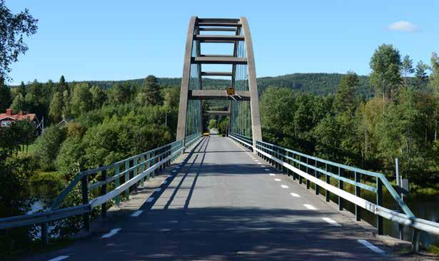 Bågspannets imponerande storlek, den smala brobanan, den begränsade fria höjden och längden på bron ger