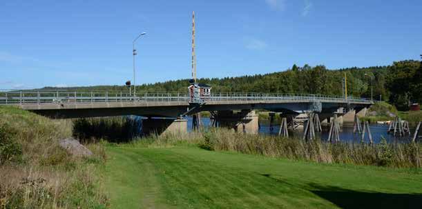 17-170-1 Bro över Byälven vid Nysäter Svängbron vid Nysäter är en ganska låg konstruktion, som reser sig något över omgivande vattendominerade landskap.