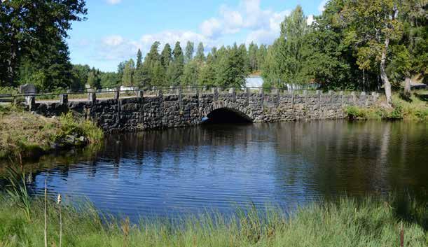 Denna lilla stenvalvbro och dess stensatta bankar ligger i ett pastoralt naturskönt läge invid sjön Säveln vid Brunsberg.