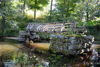 I närheten av broplatsen finns rester efter en äldre träbro vars stöd möjligen kan höra
