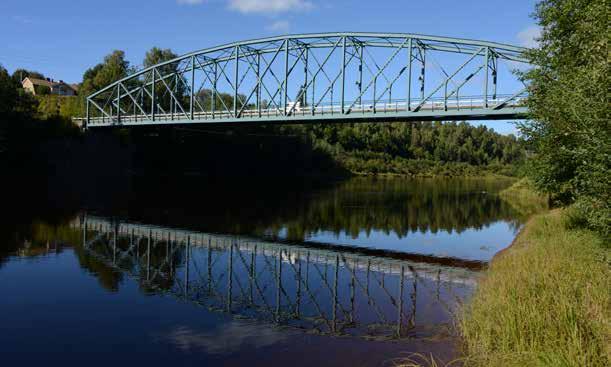 Inne i Munkfors samhälle ligger denna imponerande fackverksbro från 1902.