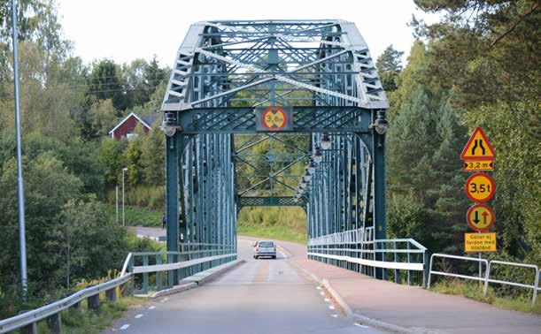 3,2 meter maximal fri bredd, fri höjd endast 3,5 meter, totalvikt 3,5 ton och ej möte. Begränsningarna är många vid denna 115 år gamla bro.
