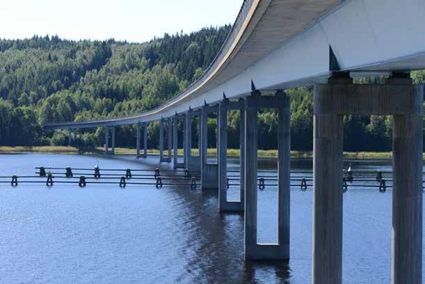 17-999-1 Bro över Byälven vid Stömne (Skasåsbron) Skasåsbrons kraftfulla svetsade lådbalk löper kontinuerligt över betongstöden och är en framträdande och helt dominerande konstruktion i miljön.