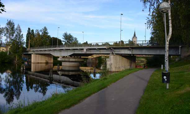 År 1952 uppfördes denna svängbro mitt inne i Sunne endast några tiotals meter från den närbelägna äldre svängbron för Frykdalsbanan.