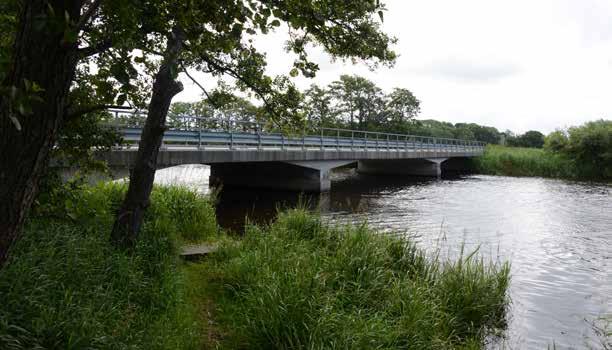 13-28-1 Bro över Viskan vid Åskloster, södra grenen Sidovy av bron över Viskan med de tre plattramarna och låg fri höjd över vattnet.
