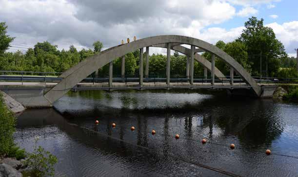 13-184-1 Bro över Nissan vid Nyebro Betongbågbron vid Nyebro har ett karaktäristiskt utseende med grova betonghängare, kraftfulla bågar och en robust form, som direkt placerar in bron i den förstya