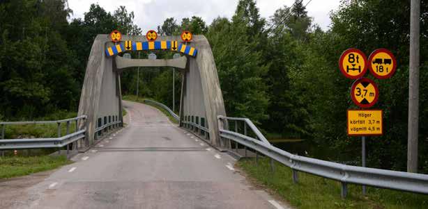 Ovan: Trafikanterna har goda möjligheter att uppleva bron i sin helhet även om skyltfloran är