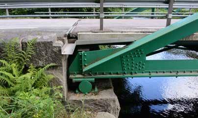 Bron vilar på rullager och en särskild rostfri ränna har monterats för att