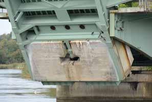 Bärverken i de olika spannen är tillverkade som svetsade plåtbalkar med en brobaneplatta av betong. Den rörliga delen av bron har en lättare brobanedel av stål.