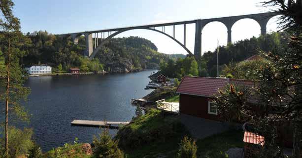 14-6-1 Bro över Idefjorden, (Gamla Svinesundsbron) En av Sveriges nationalbroar sedd från det gamla färjeläget på den svenska sidan.