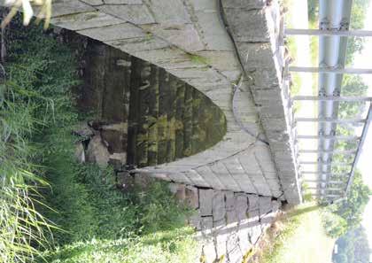 14-251-1 Bro över Kvilleån vid Lilla Jored Den till synes välgjorda stenvalvbron byggdes redan från början som en hybridkonstruktion med en bärande inre betongkonstruktion.