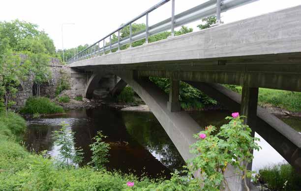 14-99-1 Bro över Bäveån, so Kuröd i Uddevalla Bågbron från 1938 har en mycket flack bågform som dessvärre inte kommer till sin rätt på grund av den kraftigt konsolerade brobaneplattan och den grova