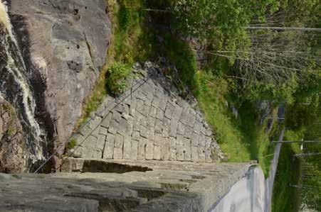 På vissa håll i landet har stenvalvsbroar byggts med hela konstruktionerna i natursten även räcken och följare.