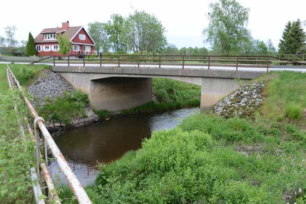14-136-1 Bro över Lersjöns utlopp, Hajumsälven vid Sörbo Sveriges vanligaste brotyp. Här i en originaltappning från 1957 där även räckena är bevarade.