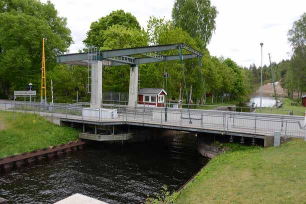 15-1-1 Bro över Dalsands kanal vid Långbron Klaffbron över Dalslands kanal har ett karaktäristiskt utseende med en överliggande motvikt kopplad till klaffen via stag som förbinder vipparmarna med
