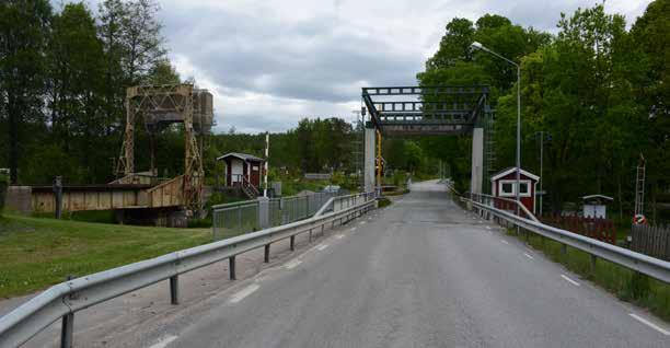 Brointensiv plats med inte mindre än fyra broar två över kanalen och två över sundet mellan laxsjön