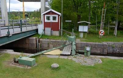 Bron ligger i direkt anslutning till slussen i Dalslands kanal.