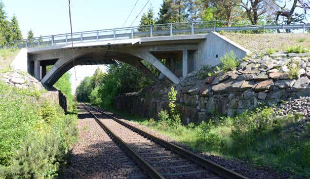 15-69-2 Viadukt över järnväg vid Lund, Röshult Viadukten vid Röshult var ursprungligen byggd 1930 men har ersatts med en kopia i samma form som originalet bortsett från ett nytt räcke.