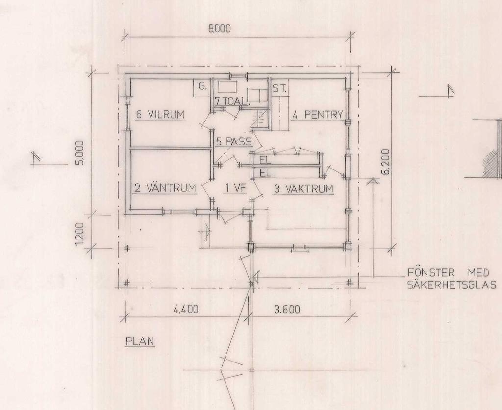 Materialinventeringsrapport Miloområdet, byggnad 81 & 85 6(6) Figur 1. Planlösning byggnad 85 I rum 6, vilrum, finns en lucka i golvet för åtkomst och reglering av rörledningar, se Bilaga 2b, bild 15.