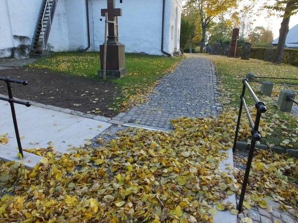 noggrannhet med fint resultat framför allt vad gäller stenläggningen. Problem fanns vid slutbesiktningen med räcket söder om rampen som inte gick att demontera. Detta ska dock åtgärdas av entreprenör.