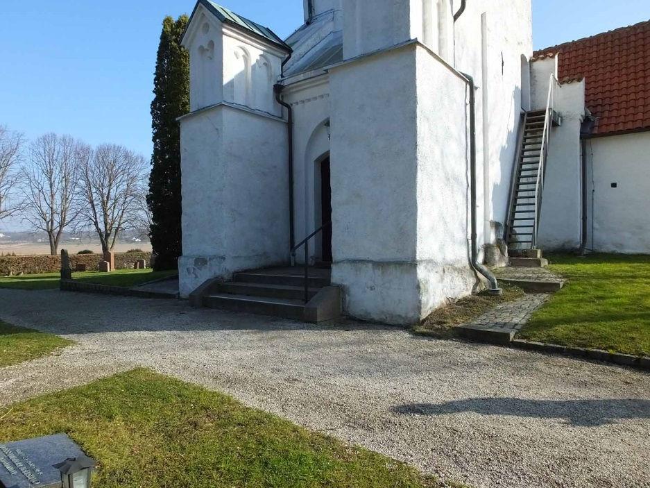domkyrkoarkitekt Theodor Wåhlin. Ingången till kyrkan flyttades vid detta tillfälle från vapenhuset i söder till västra entrén. Vapenhuset gjordes om till sakristia.