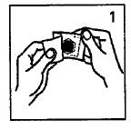 - Håll i kanten av plåstret och ta bort den sexkantiga genomskinliga skyddsfilmen utan att röra den silverfärgade självhäftande sidan (Fig. 2).
