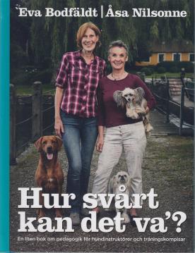 av Eva Bodfäldt/Åsa Nilsonne (1 ex) Hur svårt kan det vara att undervisa hundägare som vill utvecklas tillsammans med sina hundar? Hur förklarar jag så mina kursdeltagare verkligen förstår?