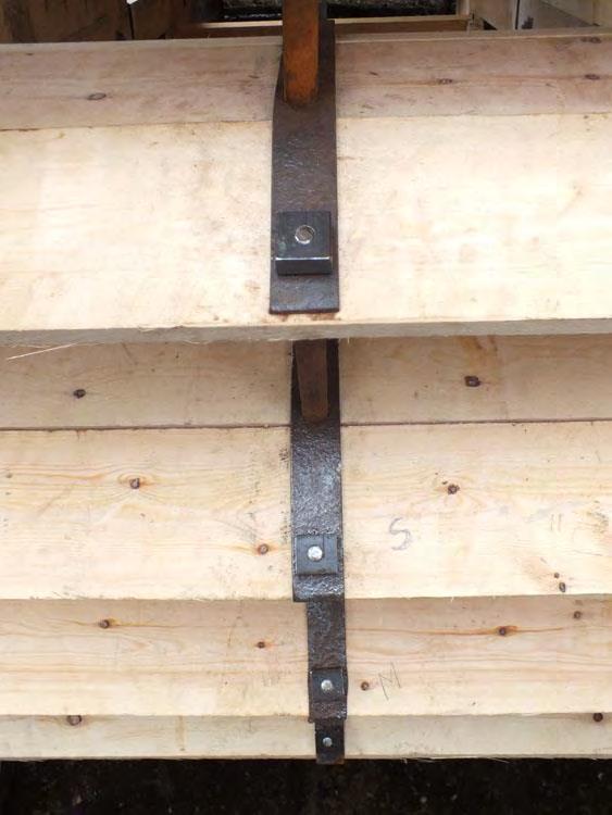 Till vänster de återanvända järnen som håller samman det nya vattenhjulets delar. Till höger en detalj av vattenhjulet, som visar hur delarna initialt fogas samman med hjälp av träplugg.