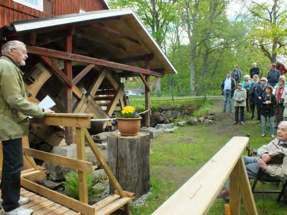 Osby hembygdsförenings ordförande Erik Ralsgård talar vid invigningen av Strömbergs ullspinneris nya vattenhjul, den 16 maj 2014.