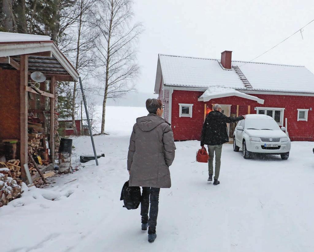 Wretblad ut till bilen. De ska göra flera hembesök först i Hofors och sedan i Sandviken i dag och vi åker de 5,5 vintriga milen västerut mot Dalagränsen.