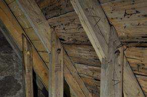 Sakristian är äldre än salskyrkan och ekvirket till remstyckena på murarna är fällt juni 1432. Dess taklag är av liknande typ som långhuset men har detaljer som skiljer den från detta.
