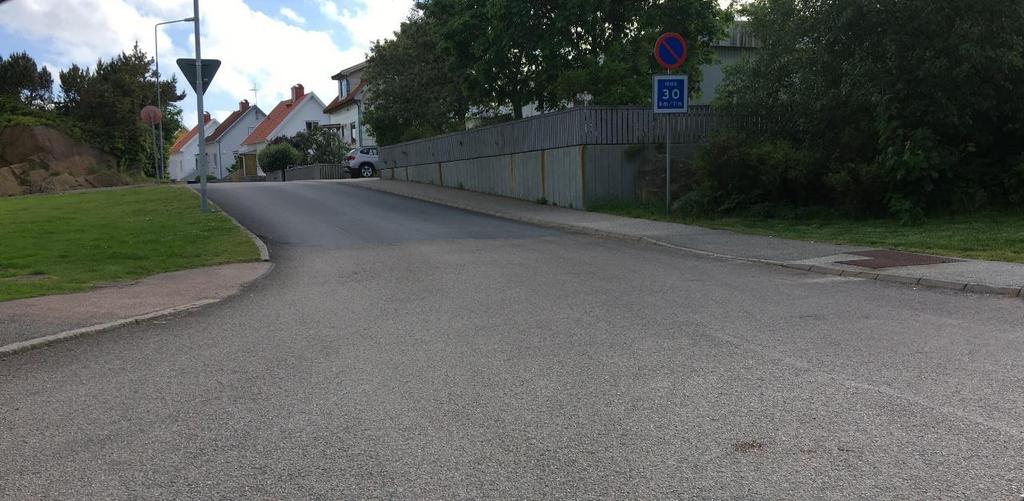 2017-05-24 Sid 18/20 Nummer 12 Korsningen Västra Kronbergsgatan / Gymnasievägen Behov av övergångsställe eftersom trottoaren tar slut och fotgängare är tvungen att