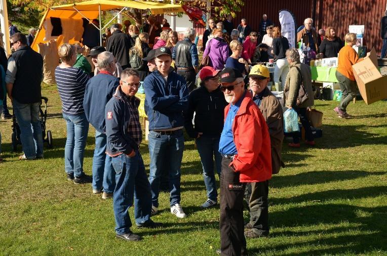 Höstmarknad den 18 september Söndagen den 18 september hölls höstmarknad på Sundlingska gården. Det blev en mycket lyckad marknad med många besökare och många försäljare/utställare.