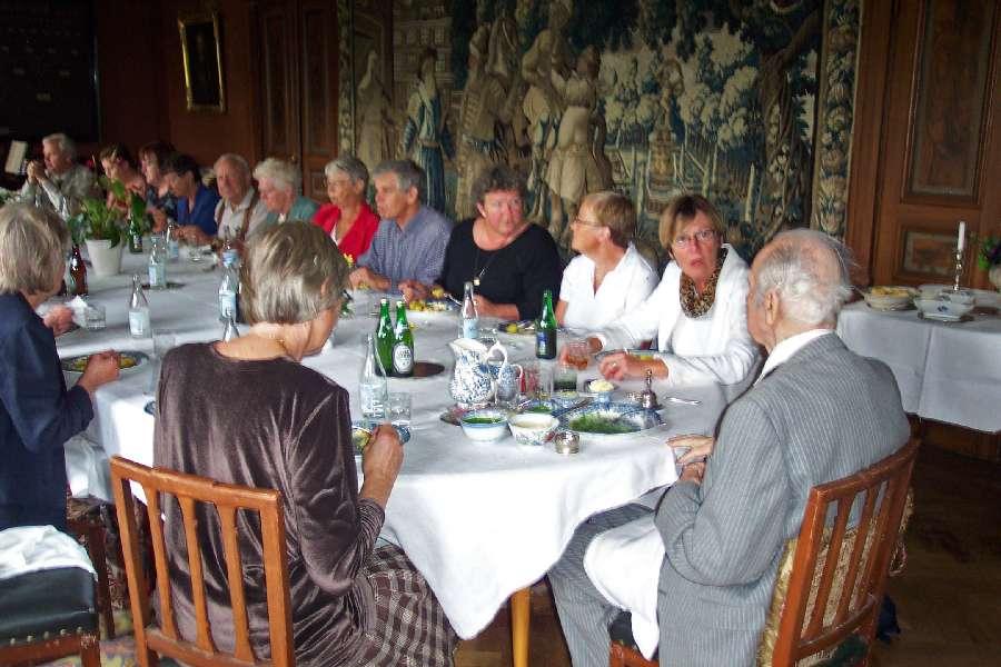 Vi var 27 personer runt de dukade borden och lunchen bestod av