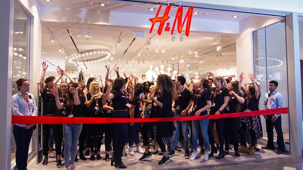 The H&M Way 1. We believe in people 2. We are one team 3. Constant improvement 4.