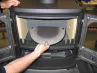 På gulvet Dersom ovnen plasseres på et brennbart gulv, skal alle gjeldende bestemmelser overholdes med hensyn til størrelsen på underlaget under ovnen.