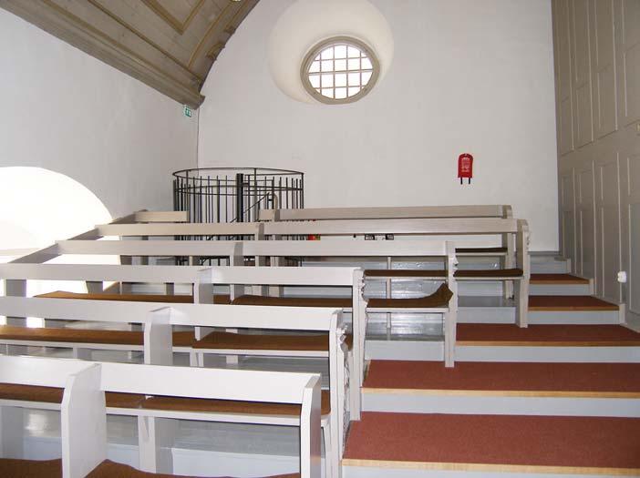 Som ersättning för lösa stolar på de nedre gradängerna kompletterades kvarteret med nya bänkar lika befintliga. Bänkarna målades i en grått.
