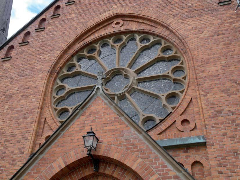 Hällestad kyrka har många nygotiska detaljer, t ex rosettfönster. Kyrkans exteriör är i stort bevarad intakt sedan uppförandet med bl a bevarade originalfönster och portar.